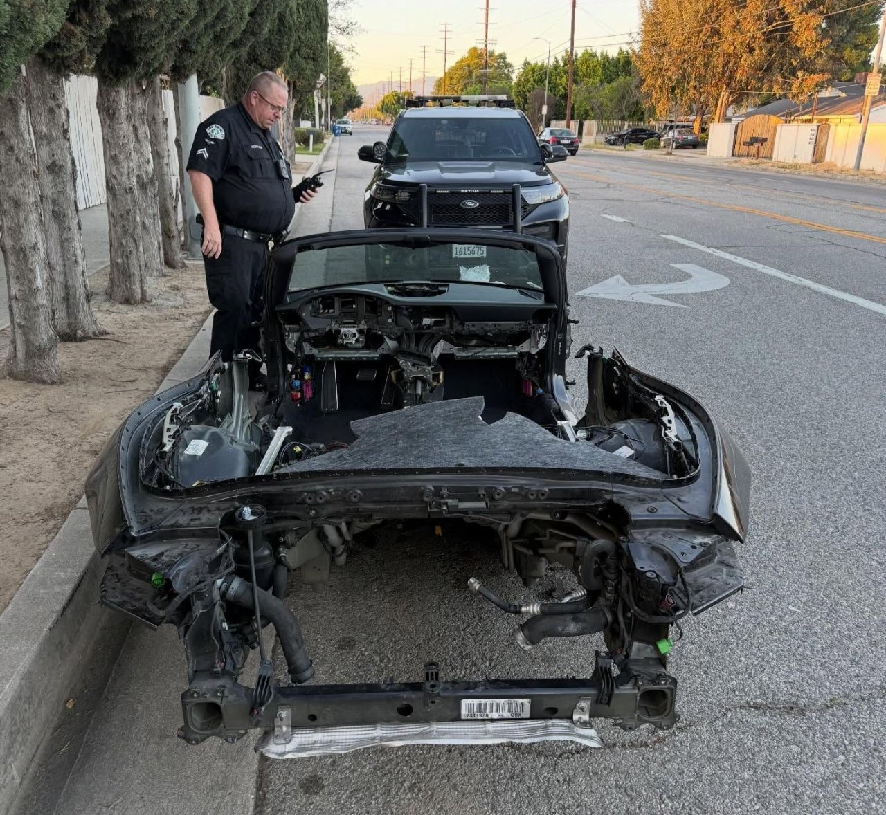 Porsche 911 za dele razstavljen na prafaktorje sredi ulice