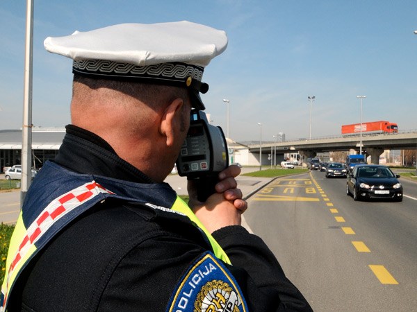 Hrvaški policijski radarji bodo postali strožji, kazni pa precej višje Hrvaški policijski radarji bodo postali strožji, kazni pa precej višje