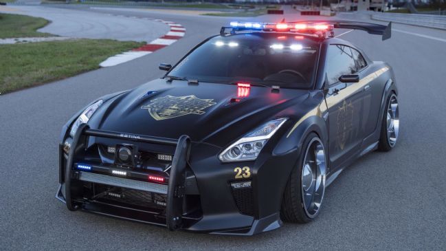 Ko se Nissan GT-R prelevi policijsko patruljno vozilo Ko se Nissan GT-R prelevi policijsko patruljno vozilo