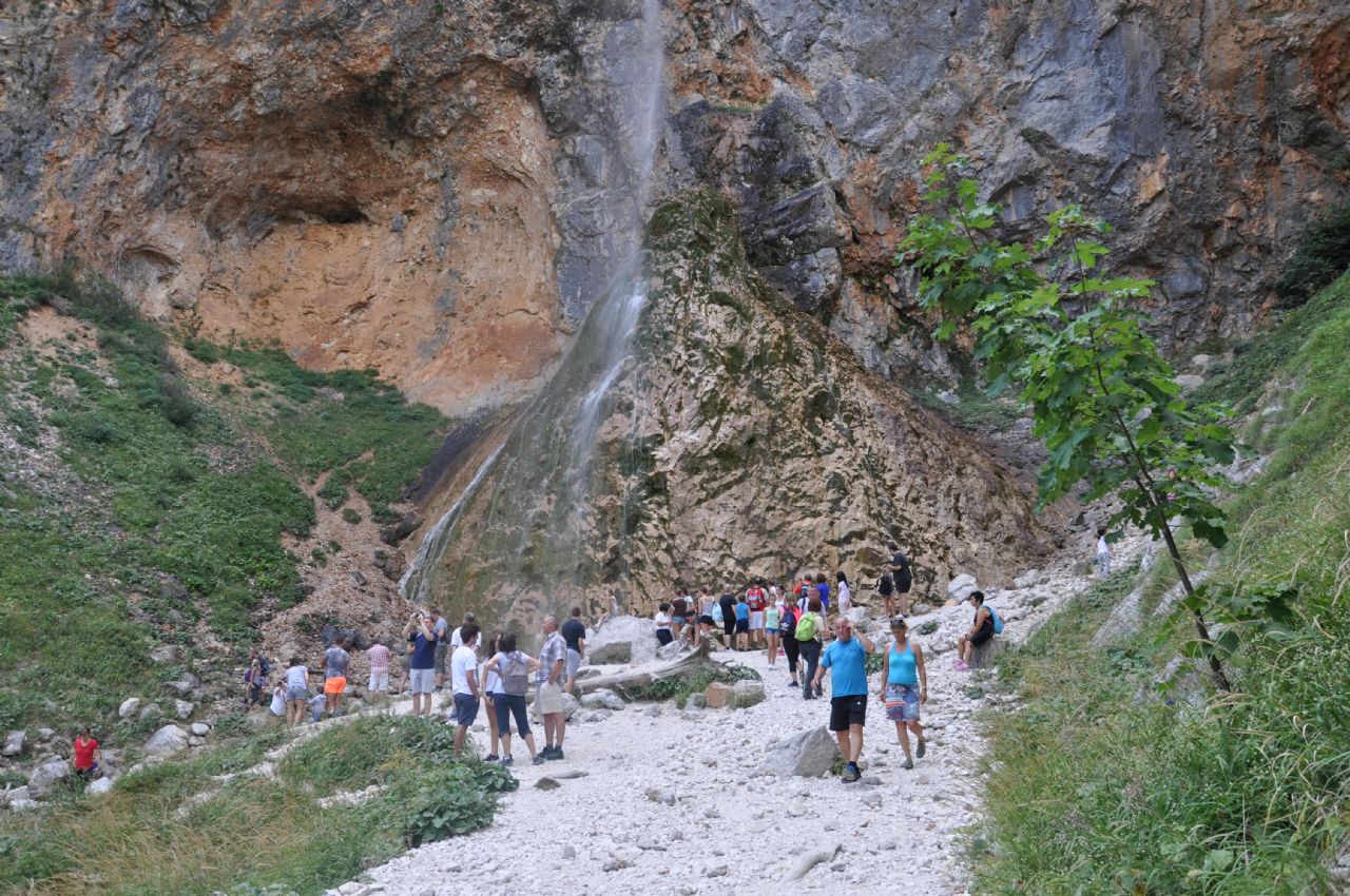Čez tri gore in zelene travnike Čez tri gore in zelene travnike