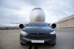 Tesla X se je sposoben kosati s 130-tonsko Boeingovo ptico - fotografija 3
