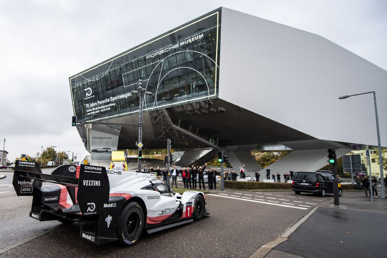 Poslovilna vožnja dveh Porschejevih dirkalnikov Poslovilna vožnja dveh Porschejevih dirkalnikov