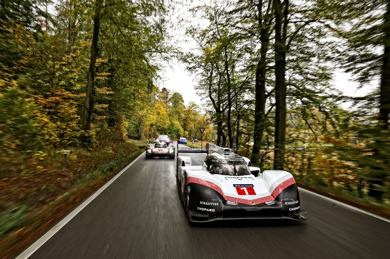Poslovilna vožnja dveh Porschejevih dirkalnikov Poslovilna vožnja dveh Porschejevih dirkalnikov