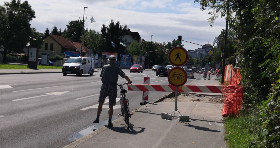 Gradbišče v Ljubljani past za pešce in kolesarje Gradbišče v Ljubljani past za pešce in kolesarje