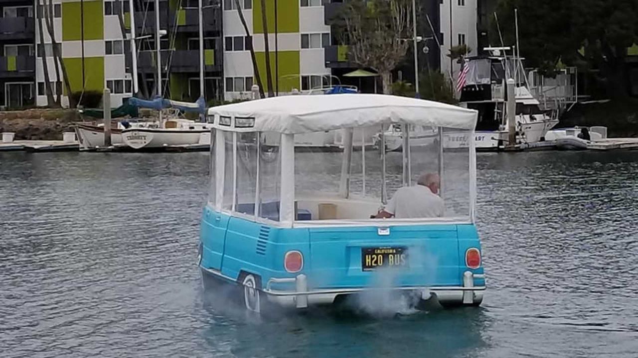 Volkswagnov legendarni kombi kot plovilo Volkswagnov legendarni kombi kot plovilo