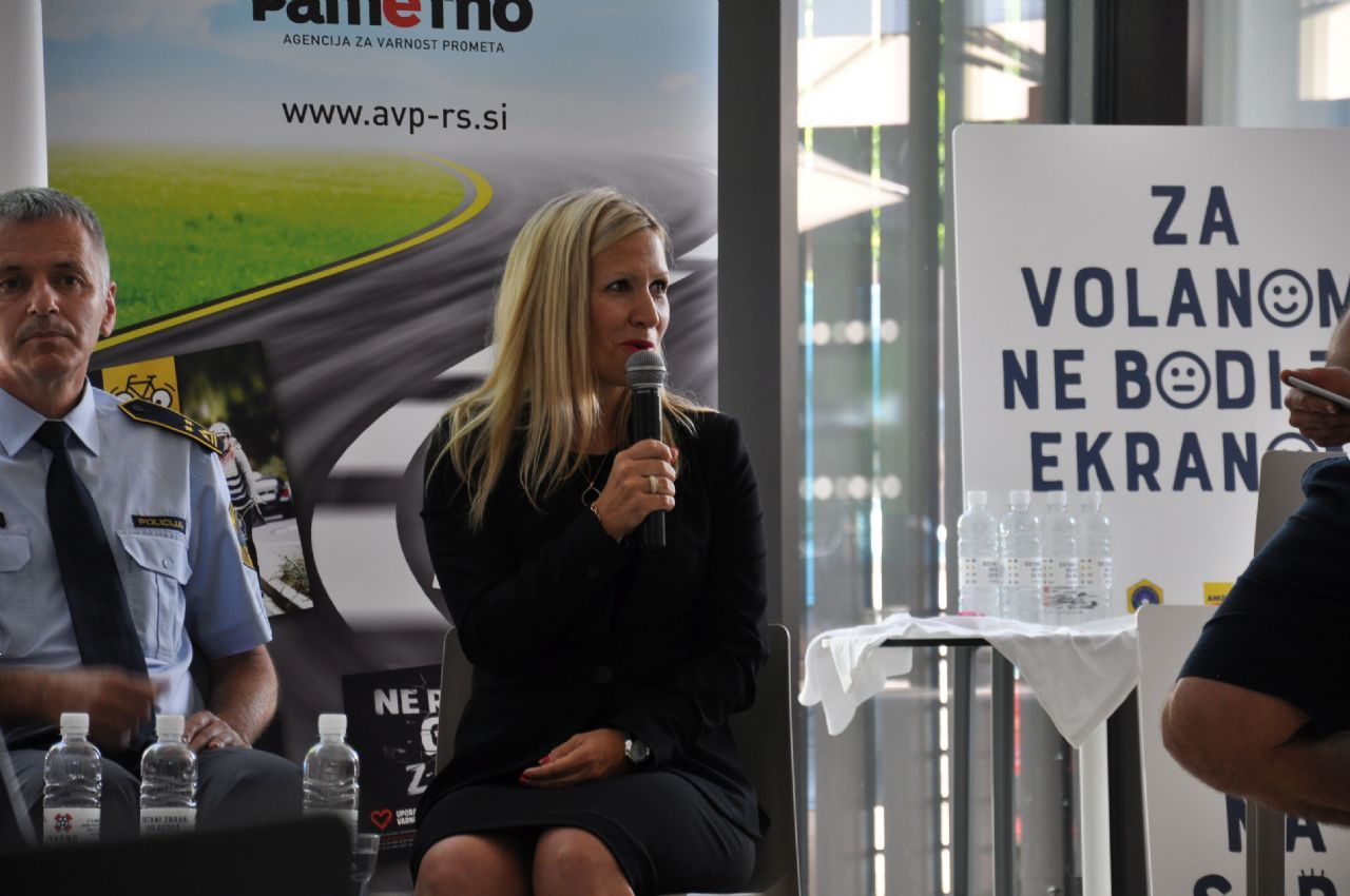 Francoski vozniki ob vozniško v primeru uporabe mobilnika med vožnjo Francoski vozniki ob vozniško v primeru uporabe mobilnika med vožnjo