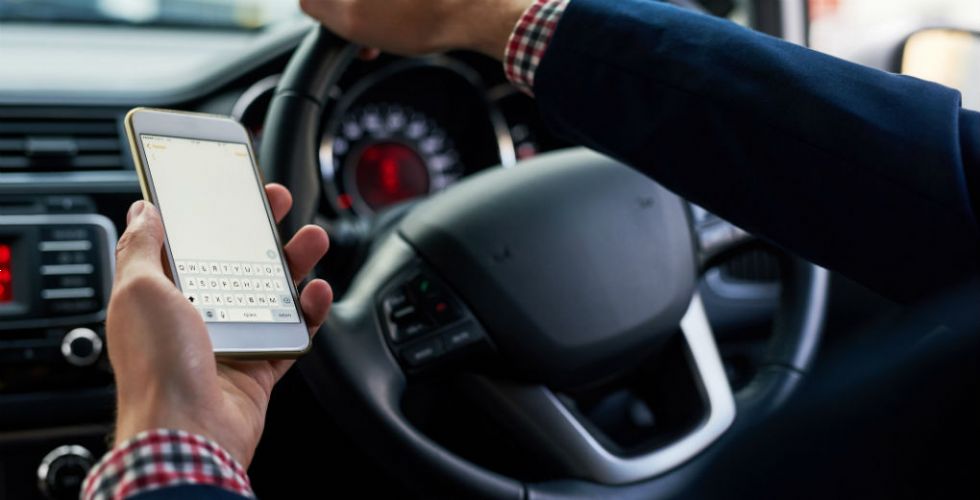 Francoski vozniki ob vozniško v primeru uporabe mobilnika med vožnjo Francoski vozniki ob vozniško v primeru uporabe mobilnika med vožnjo