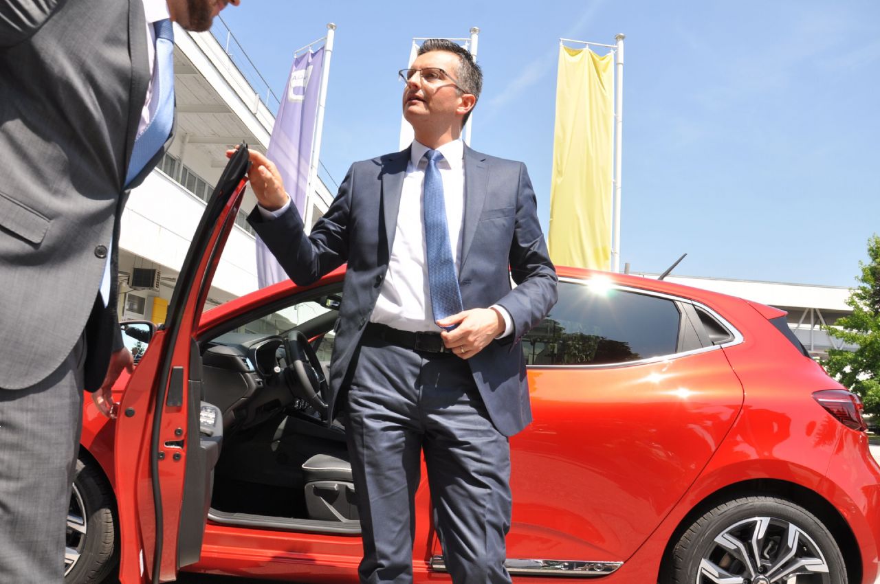 V Revozu serijska proizvodnja Clia, prva vožnja pripadla premierju Šarcu