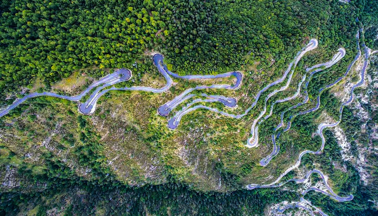 S Qashqaijem na najznamenitejšo točko rallyja Monte Carlo