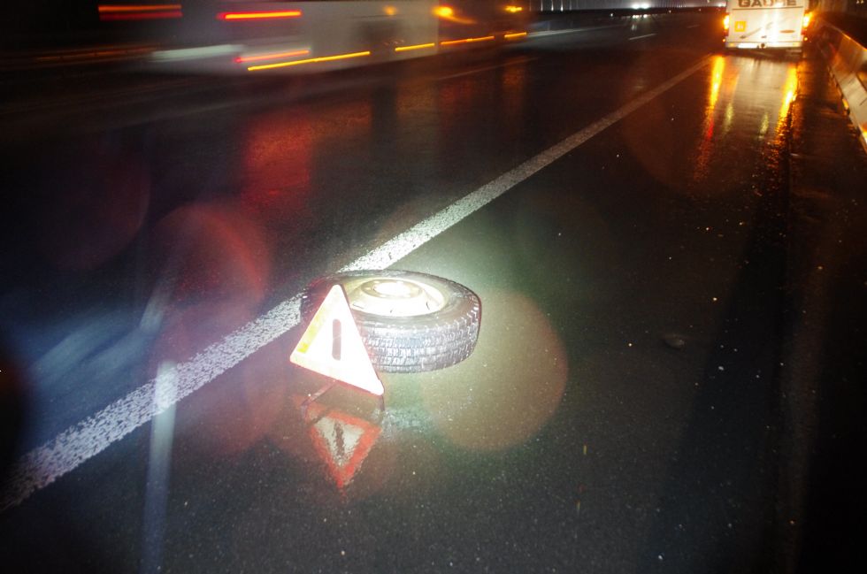 Avtobusu, ki je prevažal otroke, odpadli kolesi Avtobusu, ki je prevažal otroke, odpadli kolesi