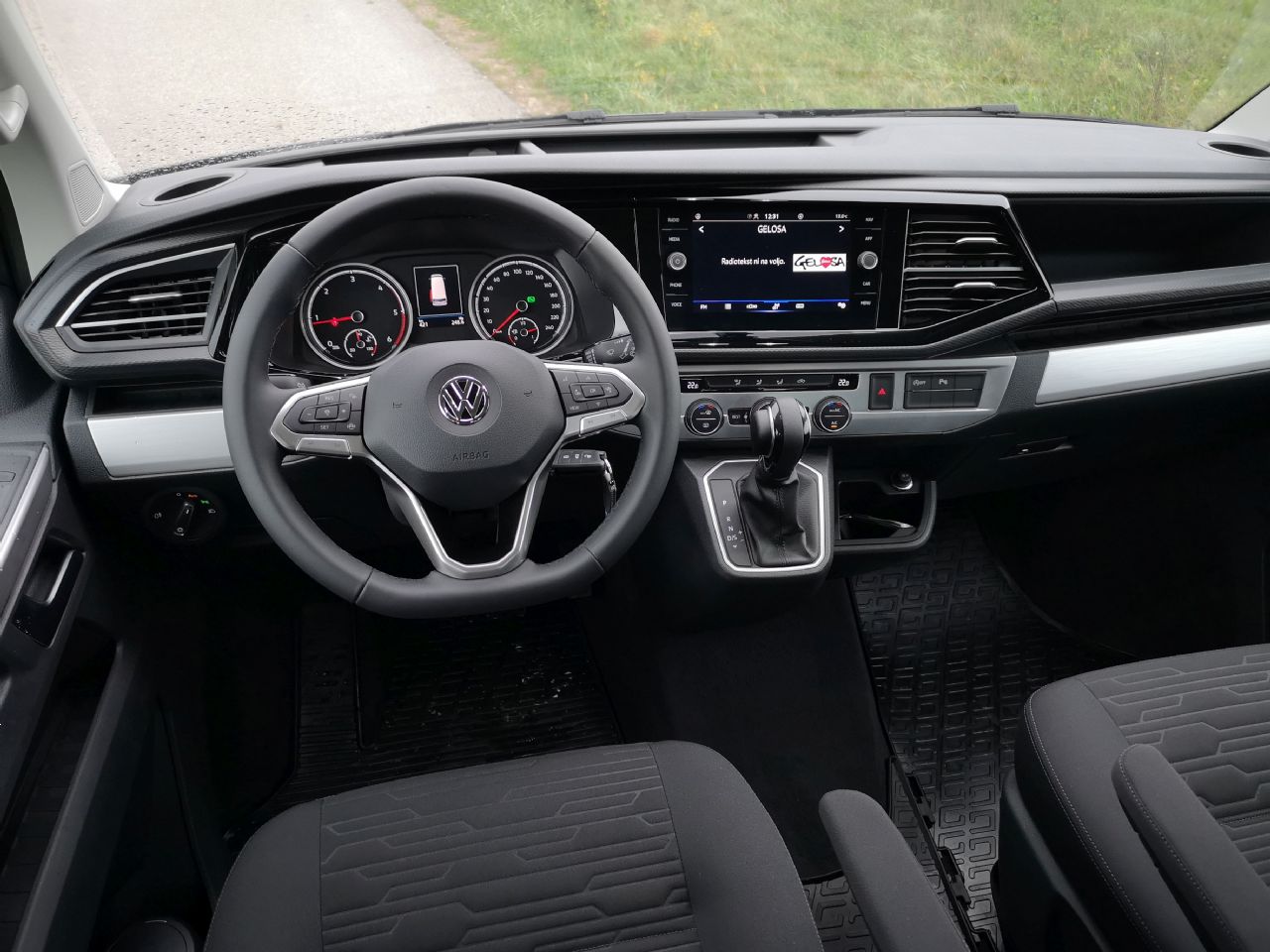 Nič več bencinskih motorjev, prodaja še vedno blesti Nič več bencinskih motorjev, prodaja še vedno blesti