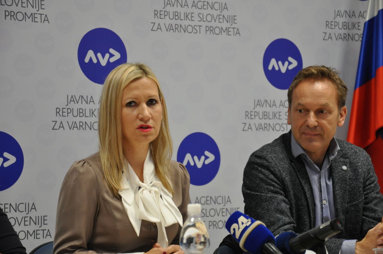Desni je vozni, levi je samo za prehitevanje! Desni je vozni, levi je samo za prehitevanje!