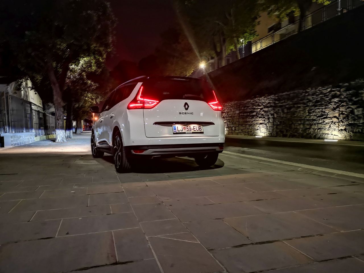 Dodatnih 23 centimetrov in veliko dobre glasbe Dodatnih 23 centimetrov in veliko dobre glasbe