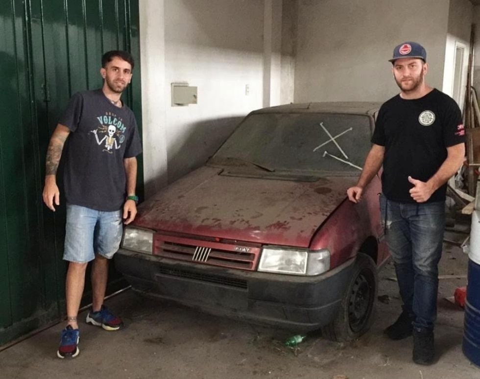 V zapuščenem prodajnem salonu našli nove italijanske in francoske avtomobile