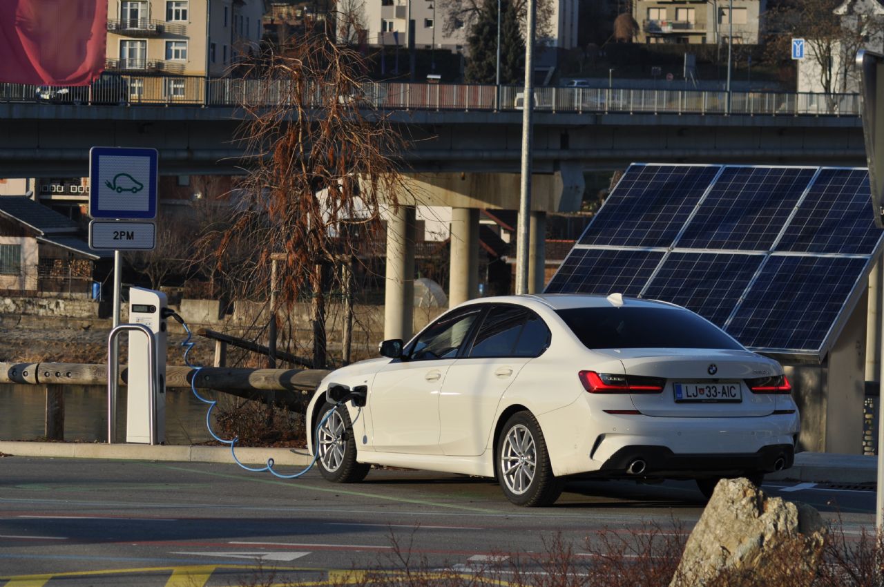 Malo na elektriko, malo na bencin ali pa kar oboje Malo na elektriko, malo na bencin ali pa kar oboje