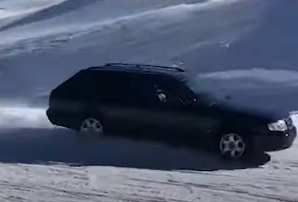 S starim Audijem po vzoru legendarnega TV oglasa za Quattro S starim Audijem po vzoru legendarnega TV oglasa za Quattro