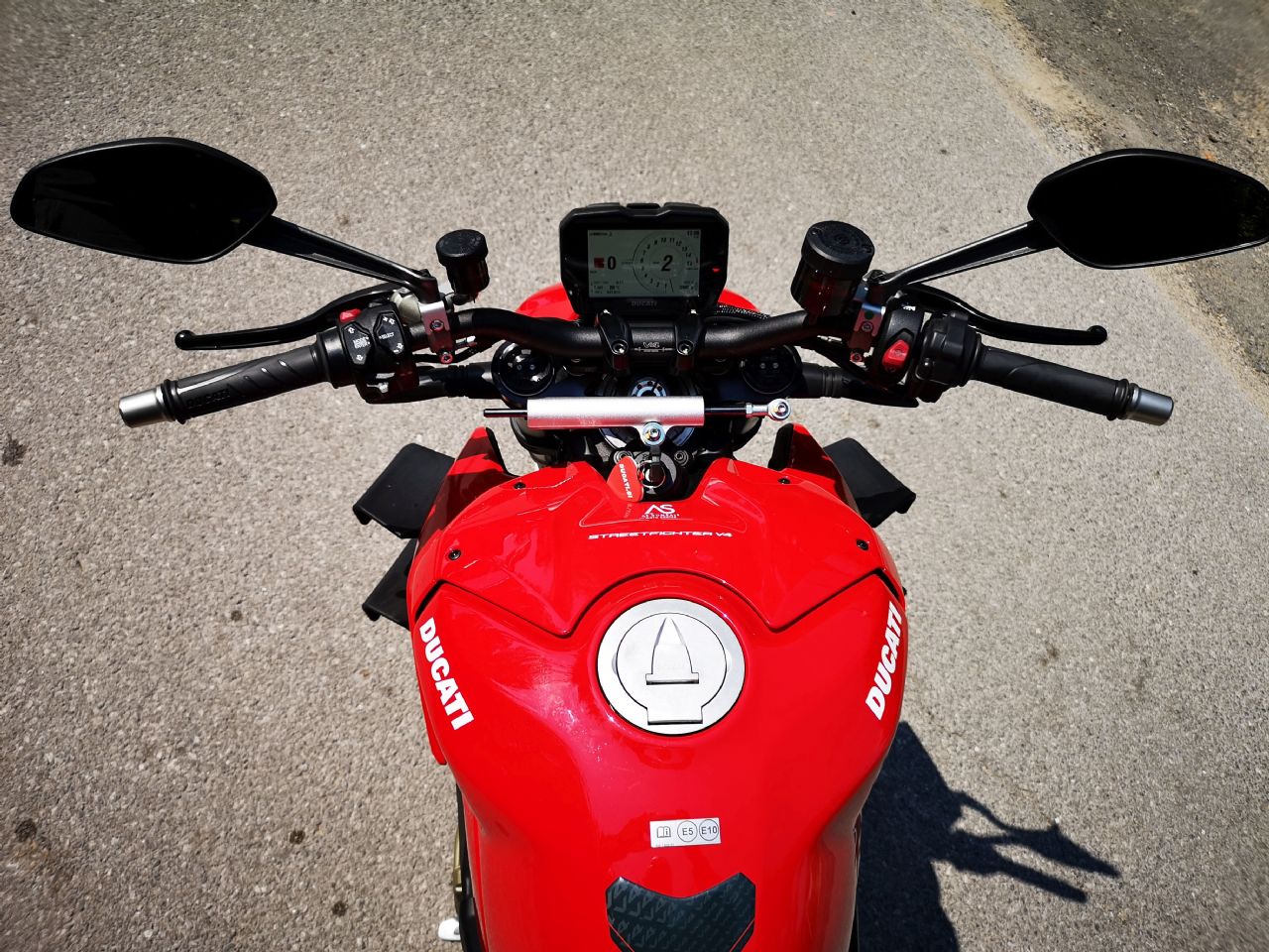 Izjemna cestna specialka z rešitvijo iz MotoGP dirkalnika