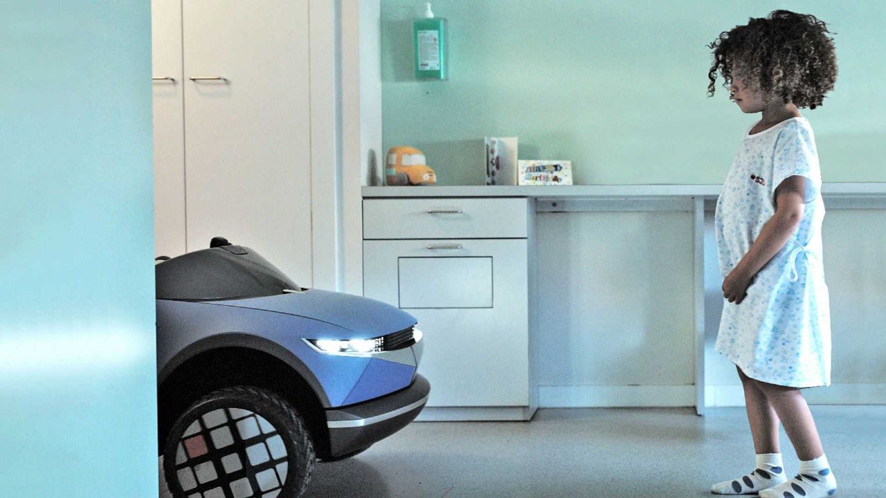 Najmanjši električni avto za nasmehe najmlajših bolnikov