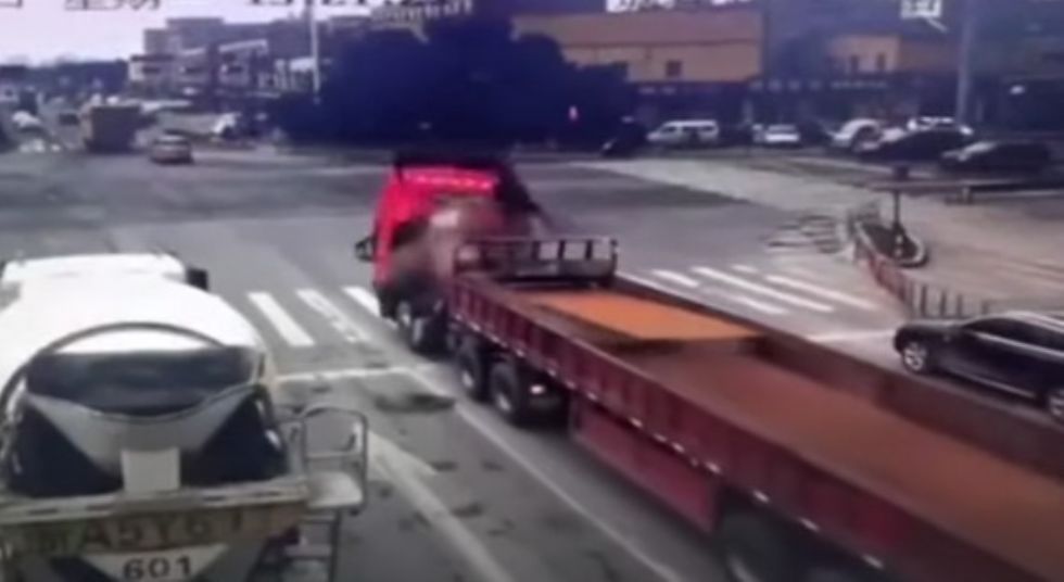 Nezavarovan tovor odsekal kabino s tovornjaka Nezavarovan tovor odsekal kabino s tovornjaka