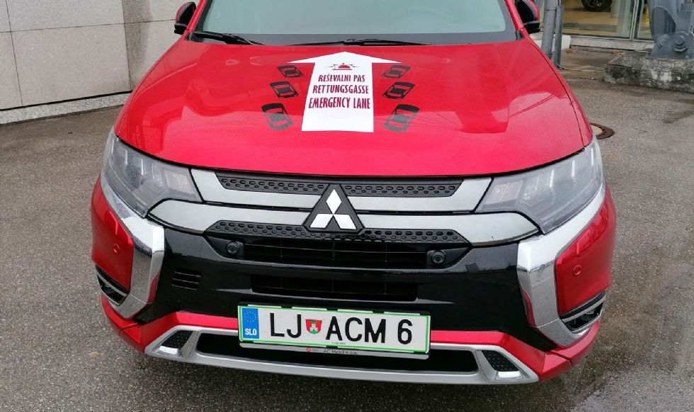Poklicni gasilec in reševalec bo voznike ozaveščal z Outlanderjem PHEV