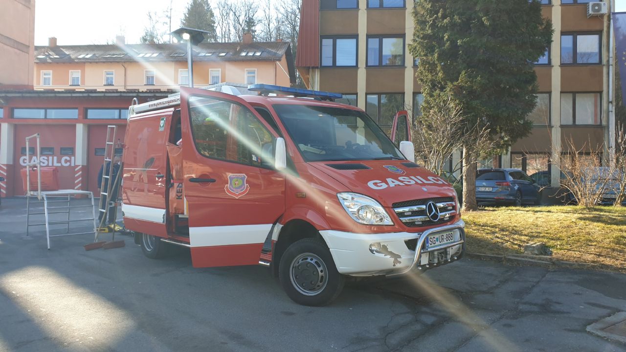 Posebnosti pri nesrečah in gašenju električnih vozil Posebnosti pri nesrečah in gašenju električnih vozil