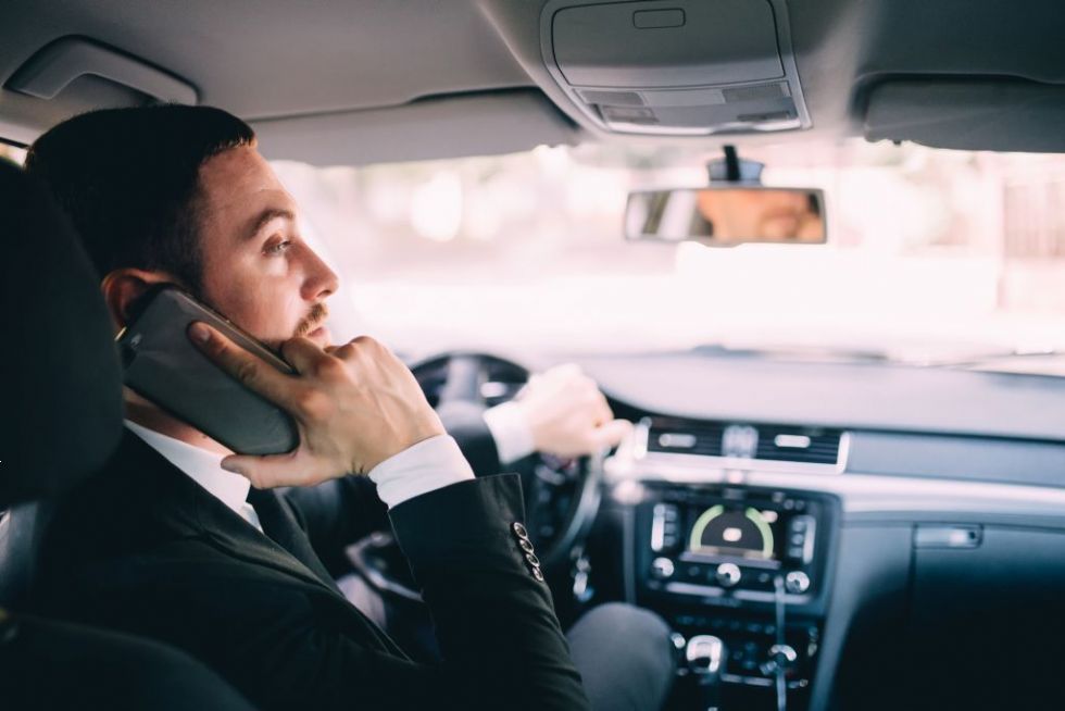 Telefoniranje med vožnjo občutno zmanjšuje pozornost Telefoniranje med vožnjo občutno zmanjšuje pozornost