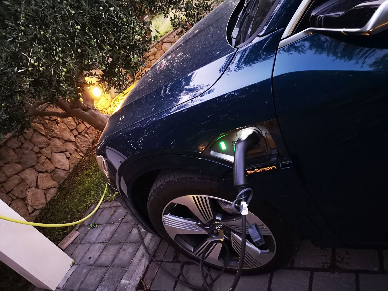 Z elektro gnanim Audijem do Paga in nazaj Z elektro gnanim Audijem do Paga in nazaj
