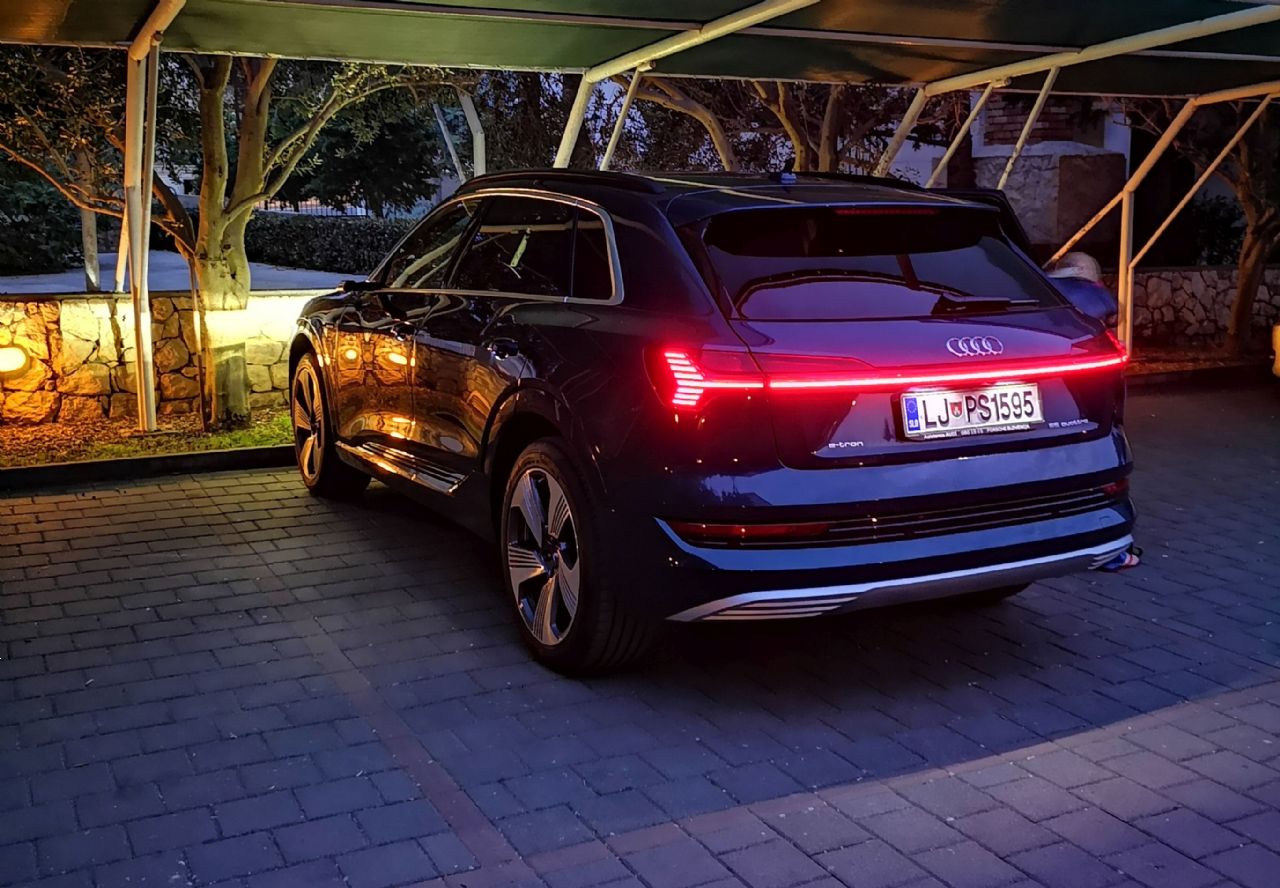 Z elektro gnanim Audijem do Paga in nazaj Z elektro gnanim Audijem do Paga in nazaj