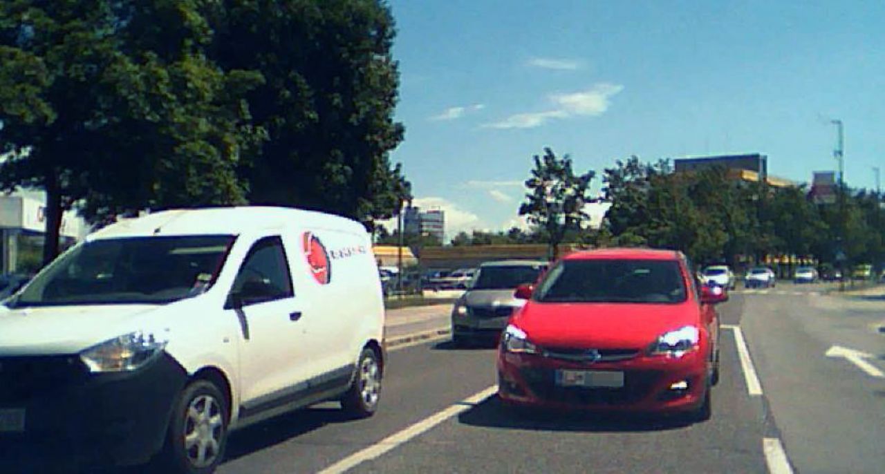 Prehitevanje vrste pred križiščem ni le prekršek