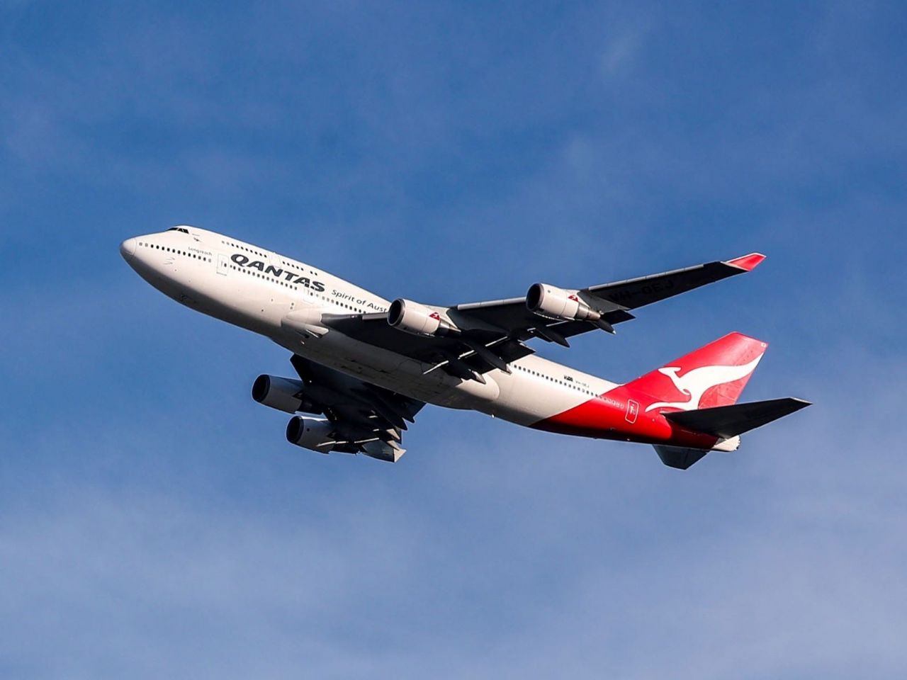 Qantasov kenguru na nebu v pozdrav zadnjemu Boeingu 747