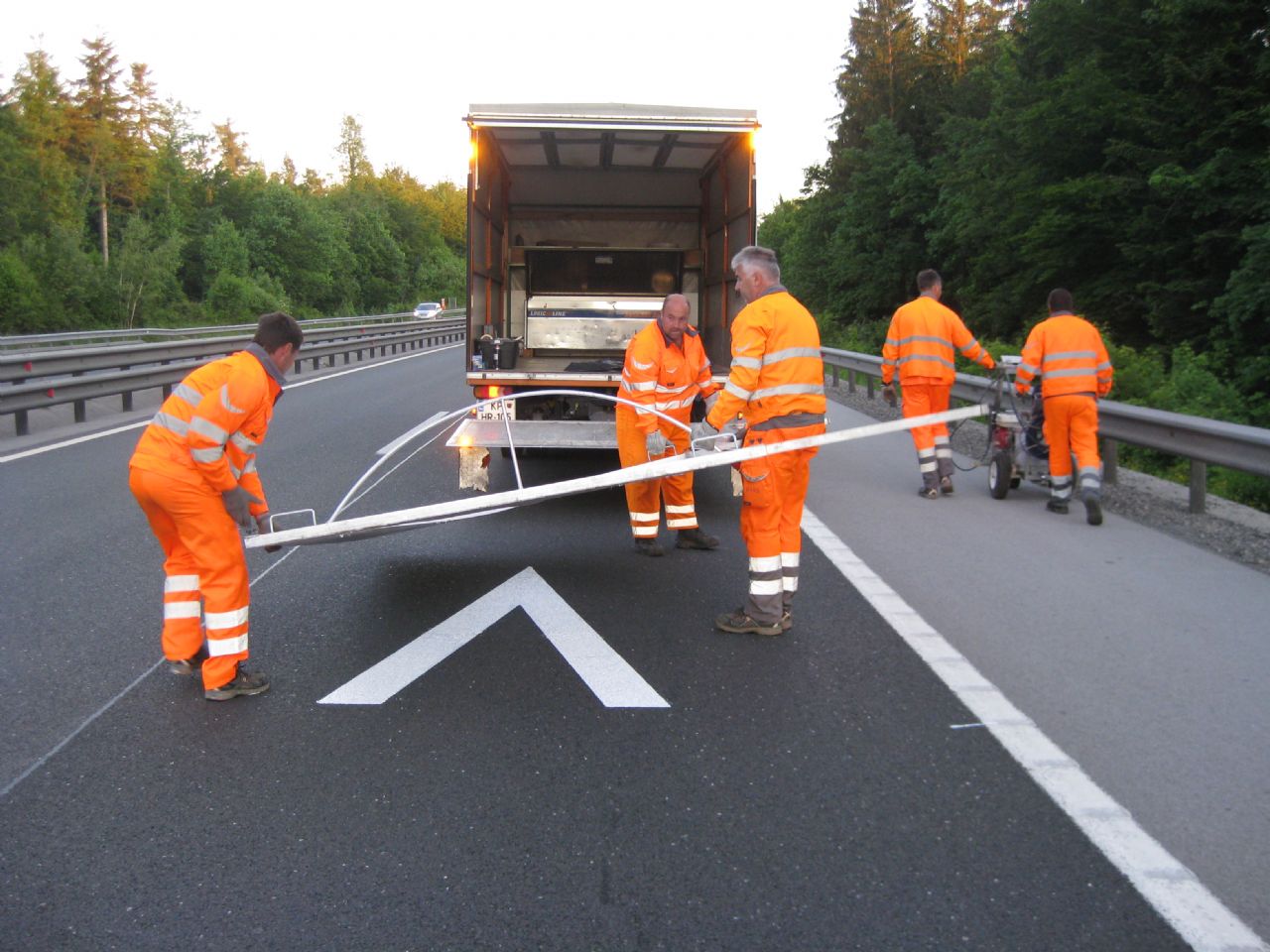 Takšna je priporočljiva varnostna razdalja pri hitrosti 130 km/h Takšna je priporočljiva varnostna razdalja pri hitrosti 130 km/h