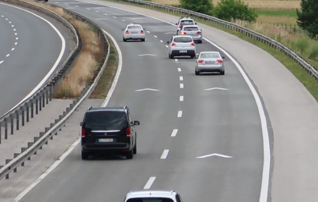 Takšna je priporočljiva varnostna razdalja pri hitrosti 130 km/h Takšna je priporočljiva varnostna razdalja pri hitrosti 130 km/h