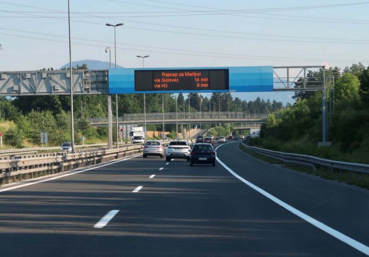 S podatkom o potovalnem času se lahko voznik izogne čakanju v koloni S podatkom o potovalnem času se lahko voznik izogne čakanju v koloni