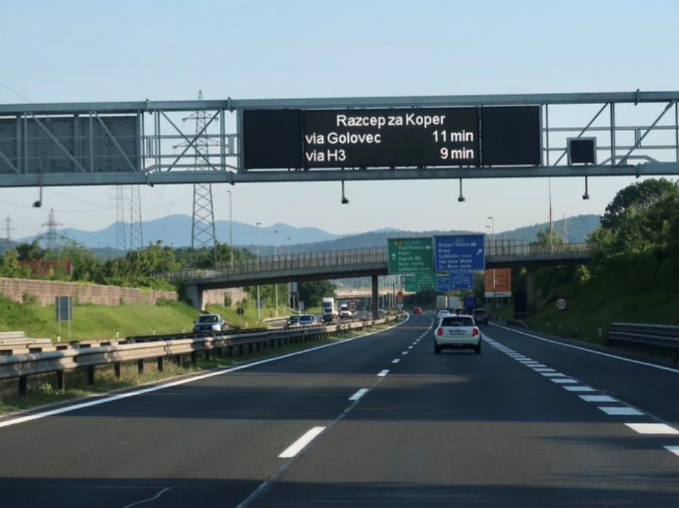 S podatkom o potovalnem času se lahko voznik izogne čakanju v koloni S podatkom o potovalnem času se lahko voznik izogne čakanju v koloni
