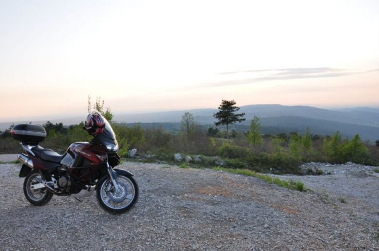 Kako v praksi deluje črna skrinjica v motociklu