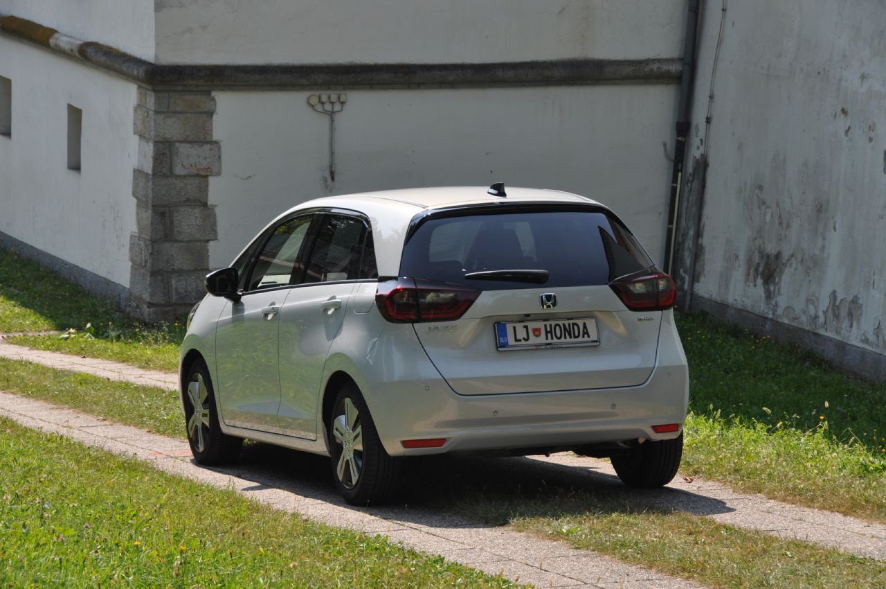 Veliko prostora in učinkovit hibridni pogon Veliko prostora in učinkovit hibridni pogon