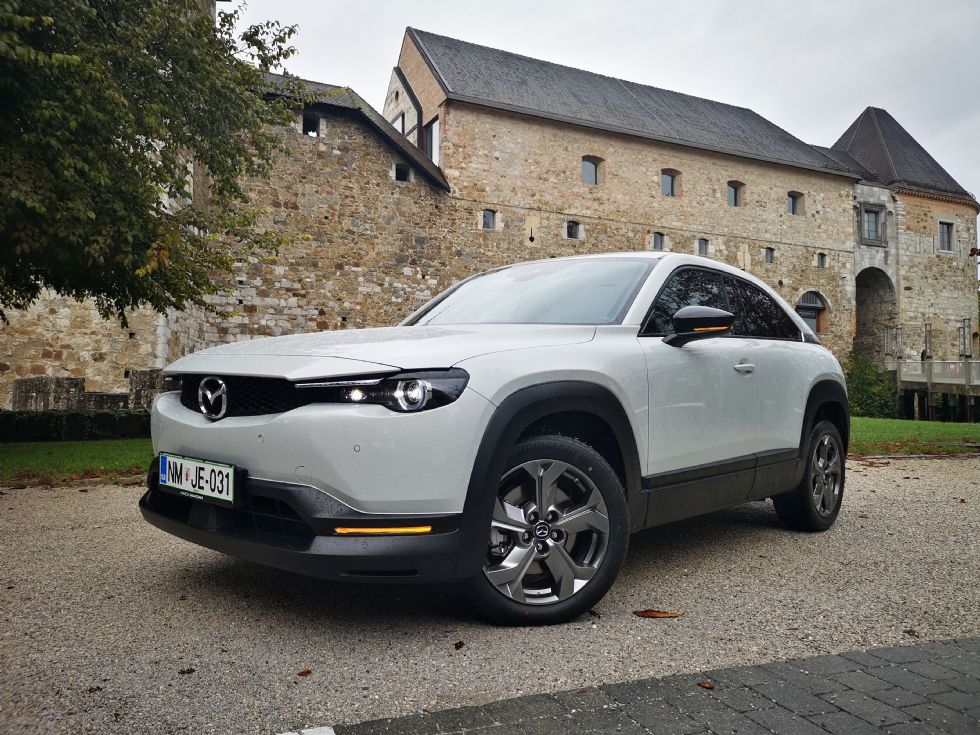 Električna Mazda je že osvojila štiri kupce, letos jih je na voljo še 16 Električna Mazda je že osvojila štiri kupce, letos jih je na voljo še 16