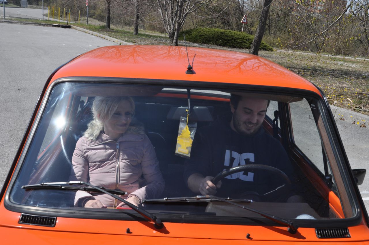 Legende živijo, legende vozijo Legende živijo, legende vozijo
