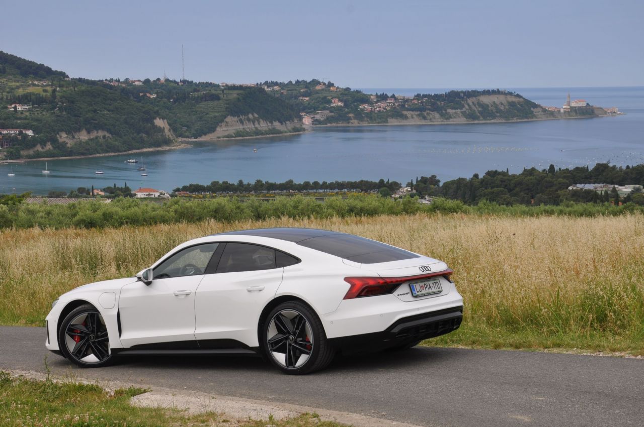 Audijev štirivratni kupe na Porschejevi osnovi Audijev štirivratni kupe na Porschejevi osnovi