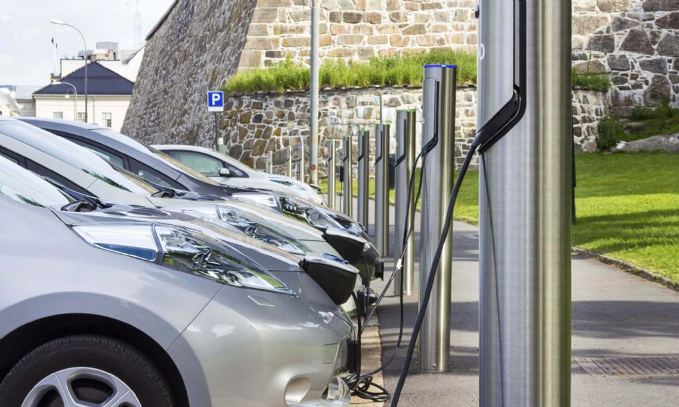 Petina voznikov se po električni izkušnji vrne nazaj k bencinu