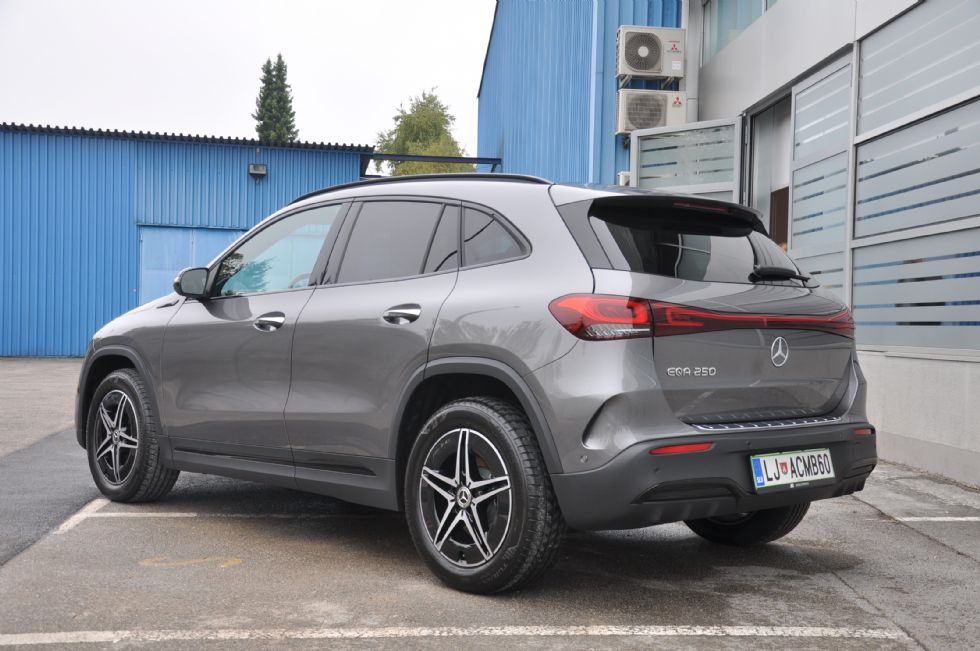 Električar s pogonom na vsa štiri kolesa in z vlečno kljuko Električar s pogonom na vsa štiri kolesa in z vlečno kljuko