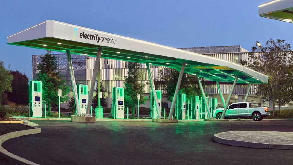 Polnilnic za električne avtomobile bo kmalu več kot bencinskih črpalk Polnilnic za električne avtomobile bo kmalu več kot bencinskih črpalk