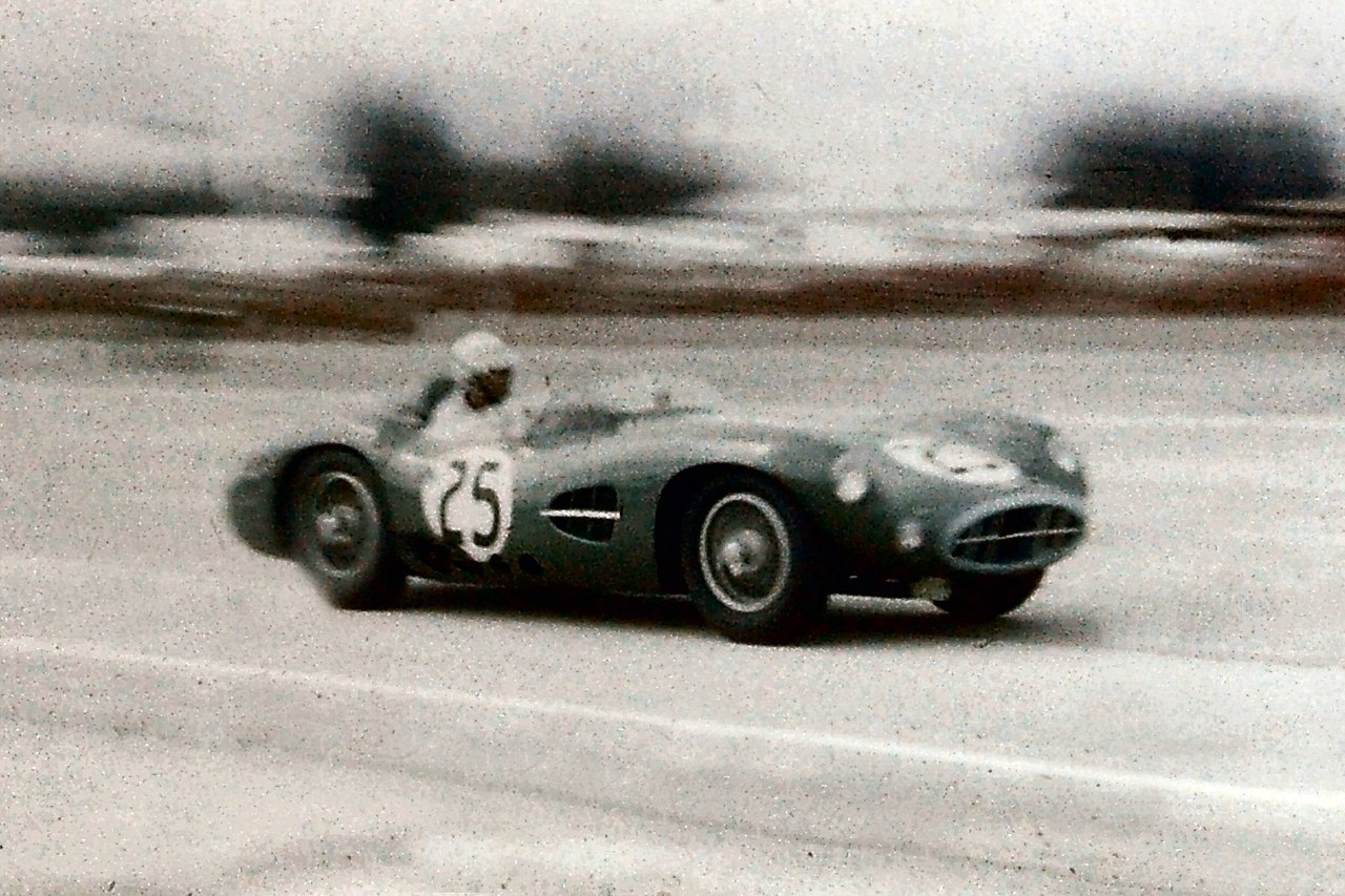 Leta 1958 z Aston Martinom DBR1/300 na 12 ur Sebringa.