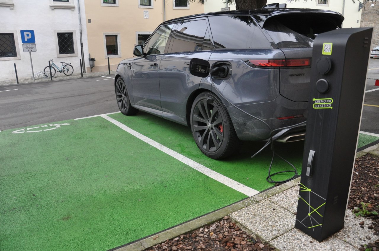 Višje subvencije, uvaja se letna dajatev za električna vozila