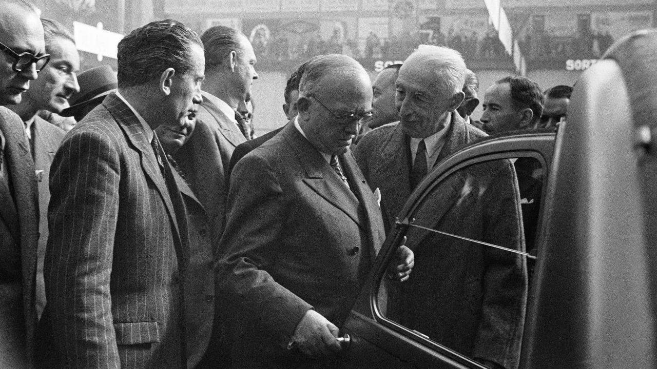 Z jajci po njivi in s kravo na sejem