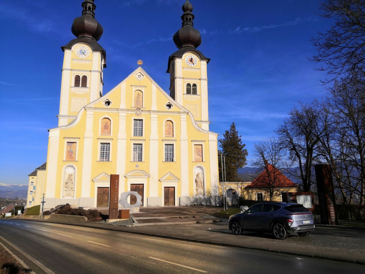 K Oskarjevcu na sosednjo Koroško