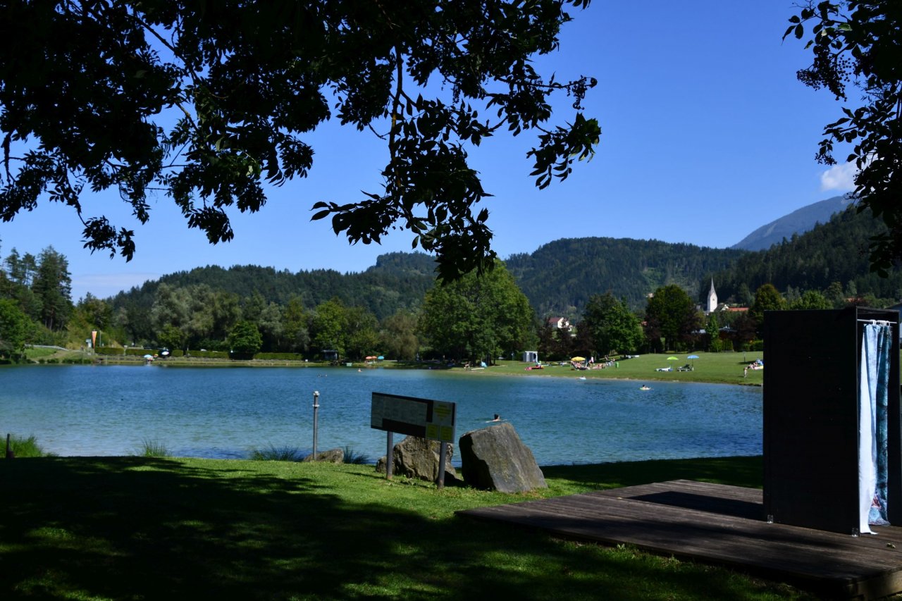 Ženeško jezero je takoj za "ovinkom" za Železno kaplo in je dostopno tudi brez vstopnine, trikrat pa lahko ugibate, kje je za plačat.