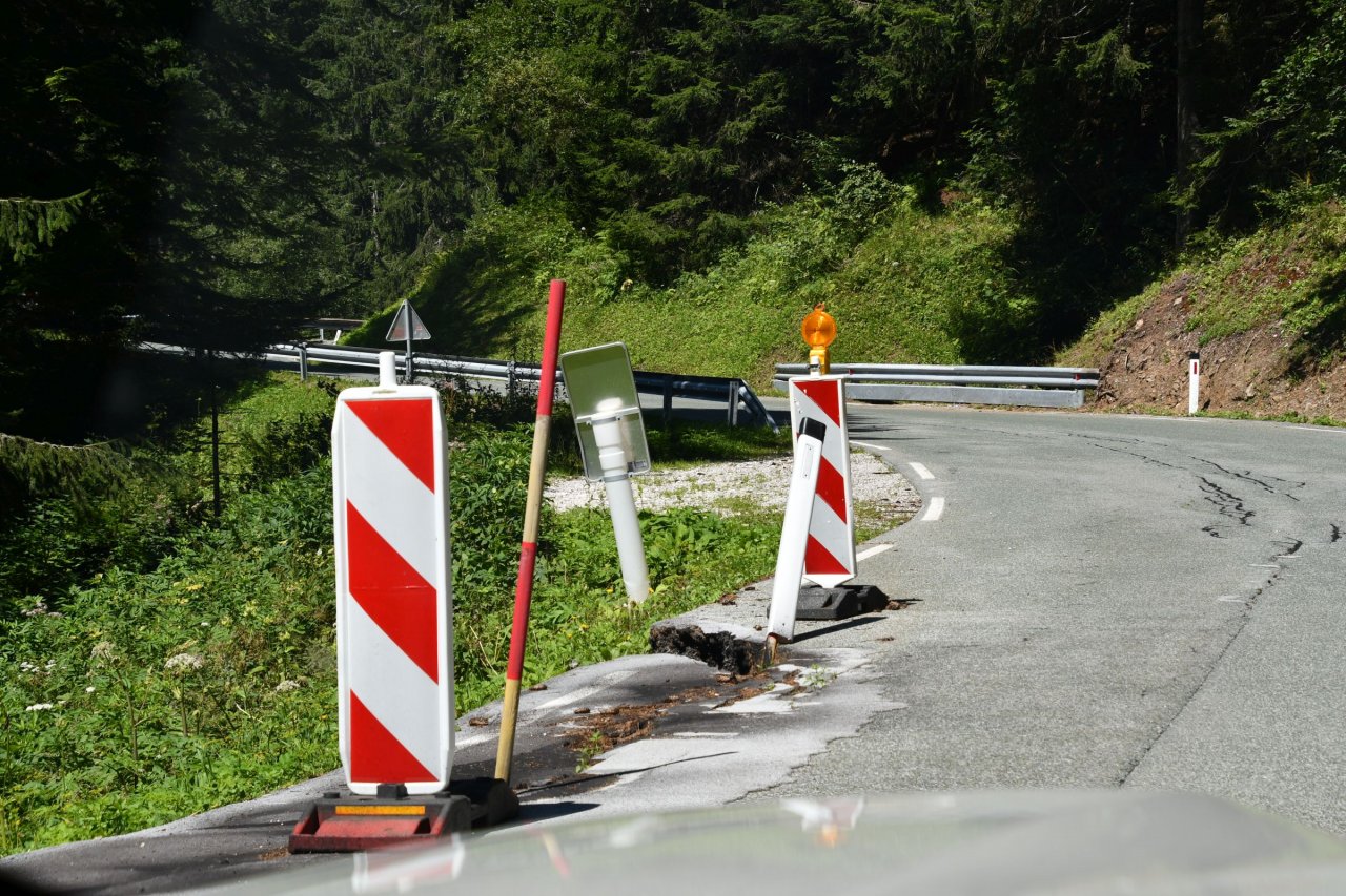 Cesta na Jezersko je ... fine ende vege. Na nekaterih mestih je tako posedena, da bo treba na novo narediti celotne odseke. 