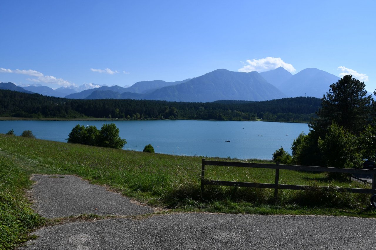 Zablaško jezero je na hribu malo nad Klopinjskim jezerom, za desnim hribom čisto v ozadju pa je Kamnik. 