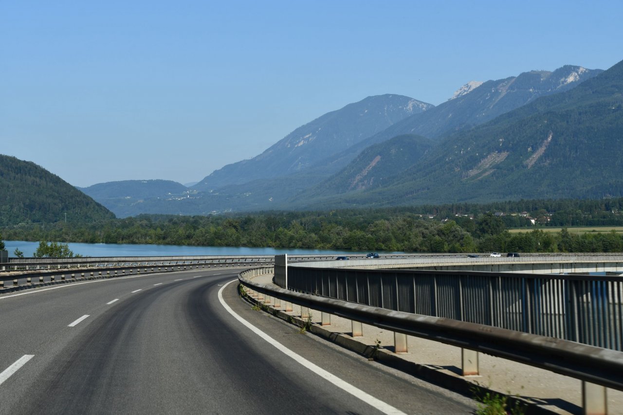 Veliki štiripasovni ukrivljeni most na spustu iz Kotmare vasi pri Celovcu čez Dravo proti Rožanski dolini in Borovljam.